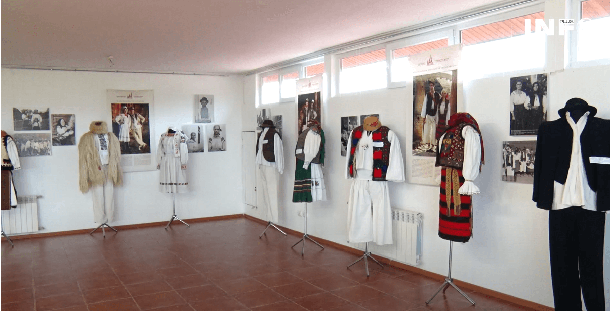 Зображення для статті: В Ужгородському скансені відкрилась виставка «Народне вбрання крізь час і технології»