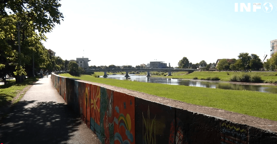 Зображення для статті: Нагородження художників: у Мукачеві завершили розпис дамби на набережній