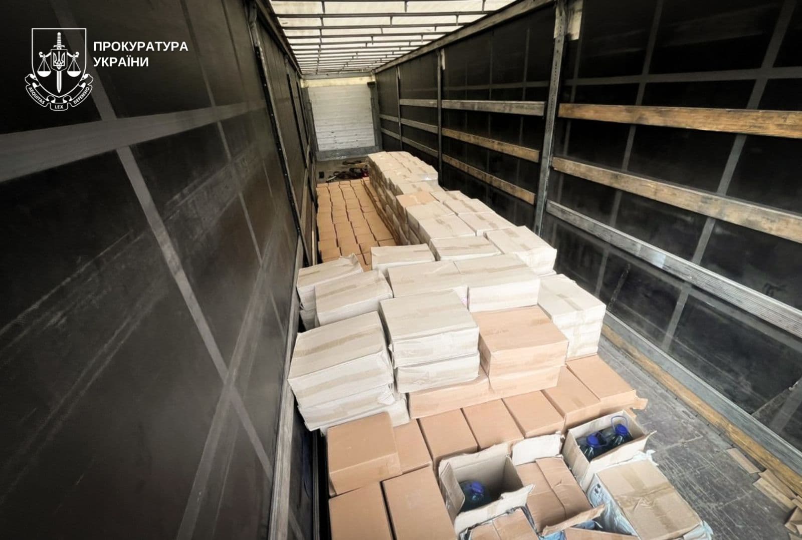 Зображення для статті: На Закарпатті викрили групу осіб, що виготовляли та продавали фальсифікований алкоголь і тютюн