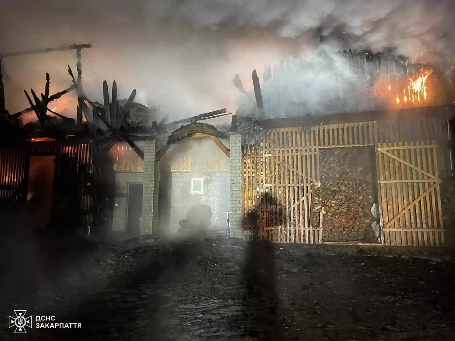 Зображення для статті: Вогонь охопив господарську споруду в Тарасівці: згоріли 3 тонни сіна та трактор