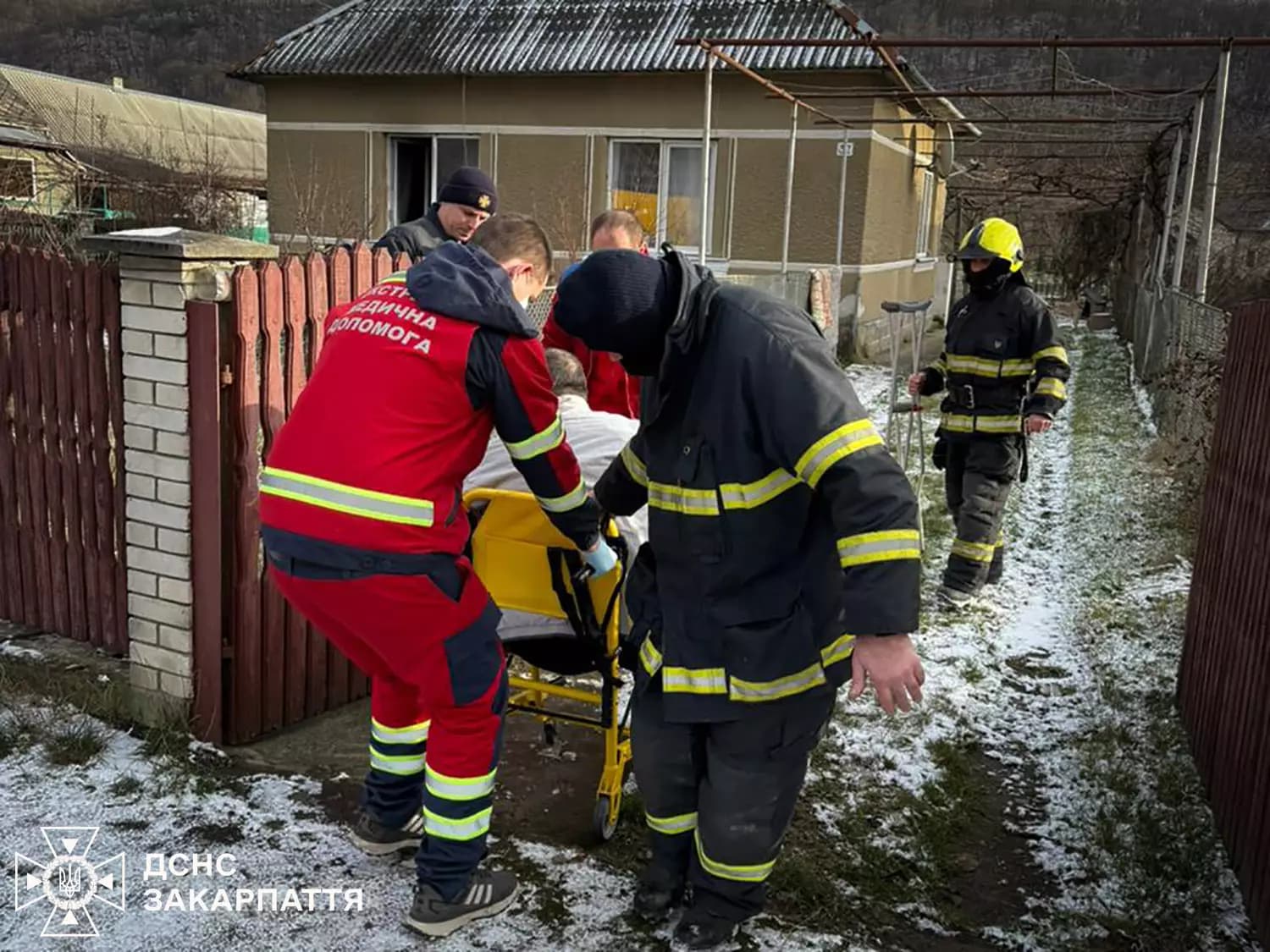 Зображення для статті: Пожежа в селі Невицьке: чоловік сам загасив вогонь, але отруївся чадним газом