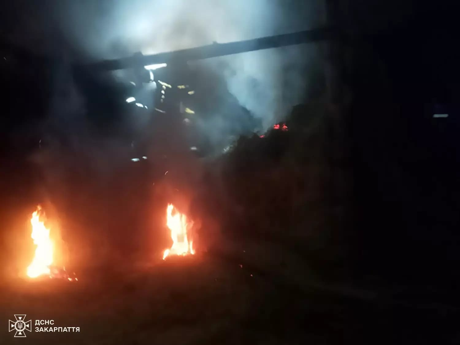 Зображення для статті: У селі Чумальово згоріли 8 тонн сіна: пожежу гасили дві години