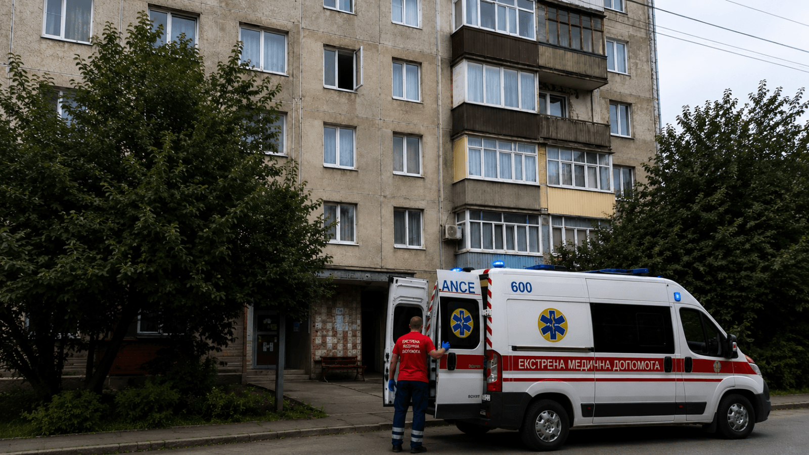Зображення для статті: У Берегові чоловік вистрибнув з третього поверху: його госпіталізували
