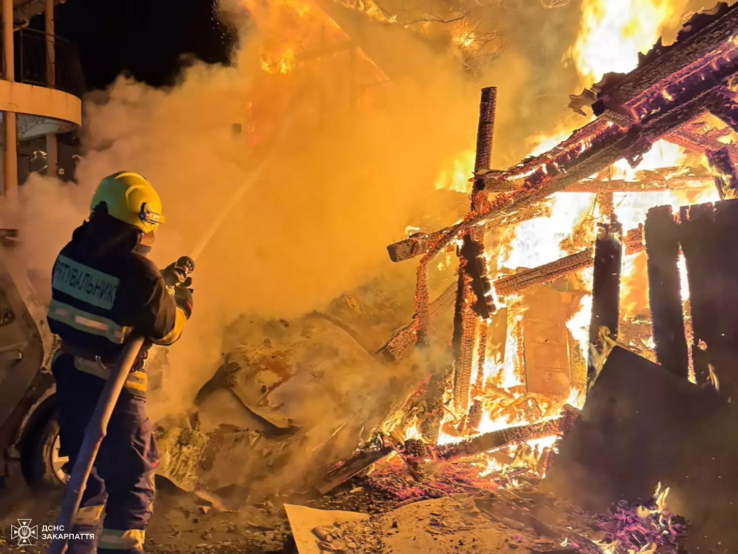 Зображення для статті: Нічна пожежа в Ужгороді: вогонь знищив сарай і пошкодив автомобіль