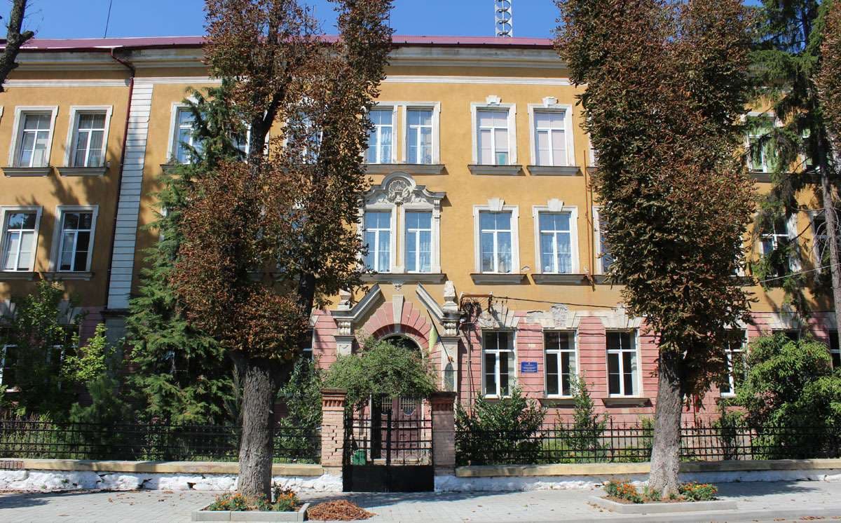 Зображення для статті: Ужгородські діти йдуть до школи та садка за звичним графіком — міська рада прояснила ситуацію