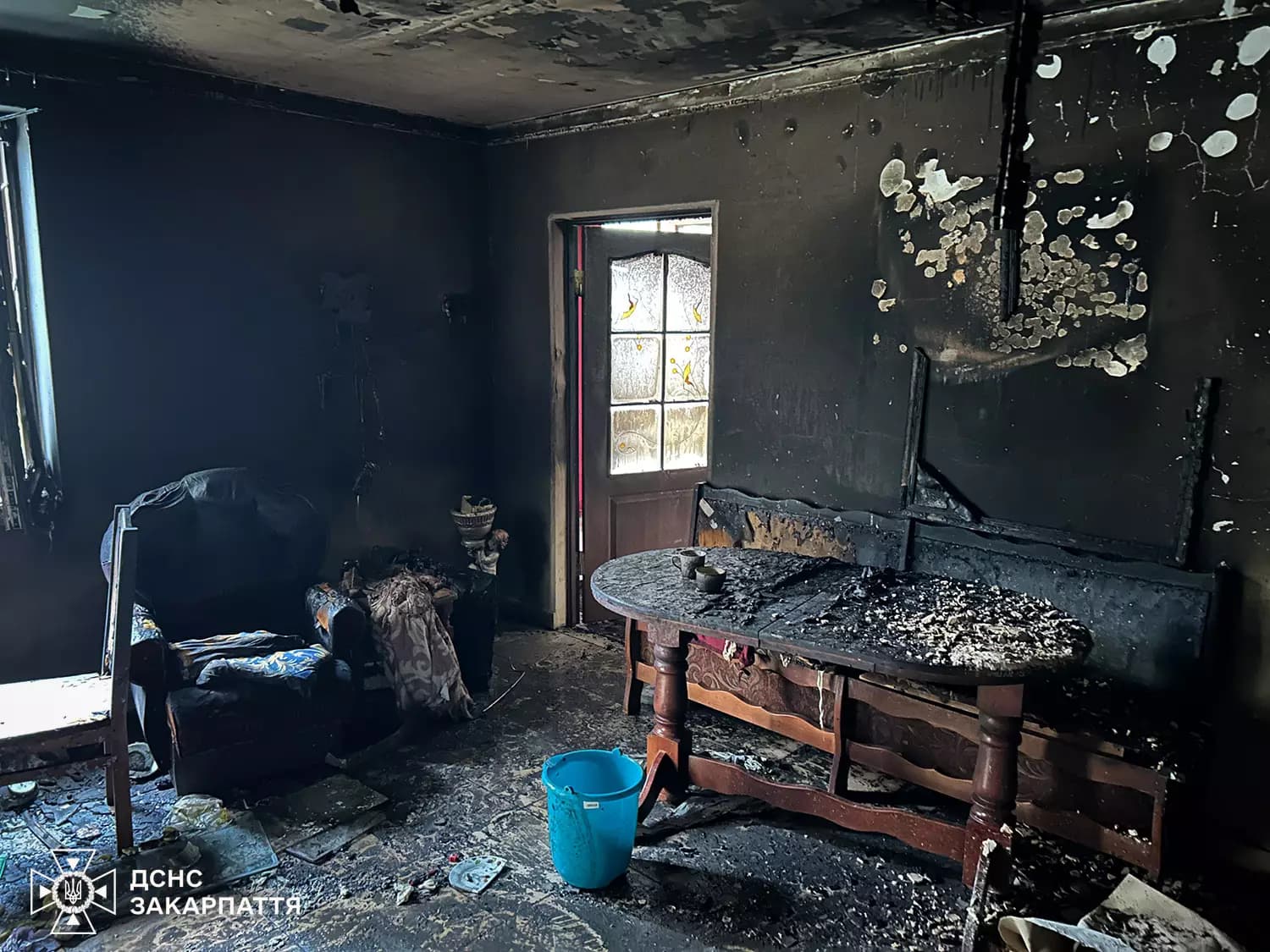 Зображення для статті: Пожежа в селі Макарьово: сусіди врятували 72-річну маломобільну жінку