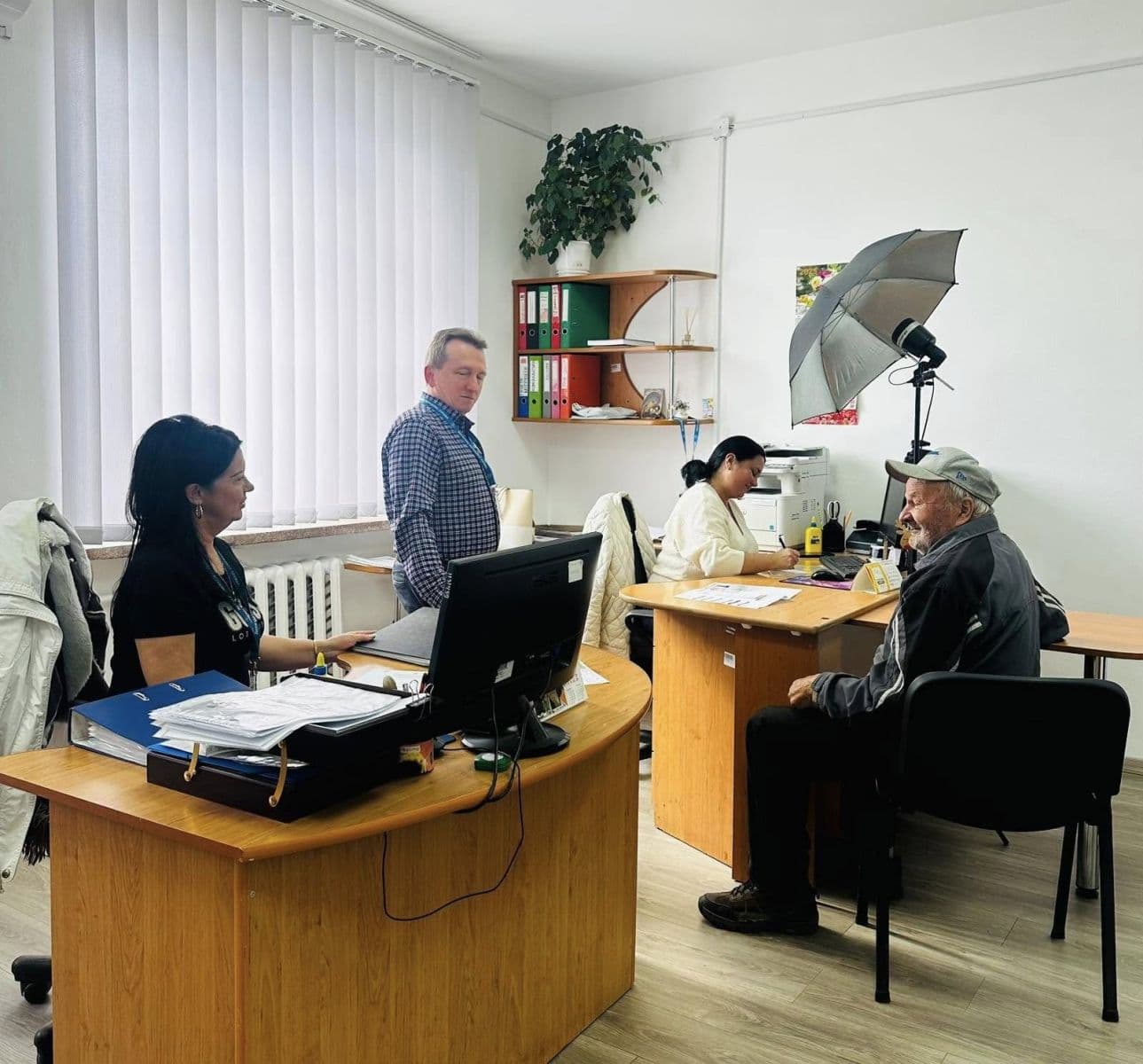 Зображення для статті: 77-річному закарпатцю відновили документи