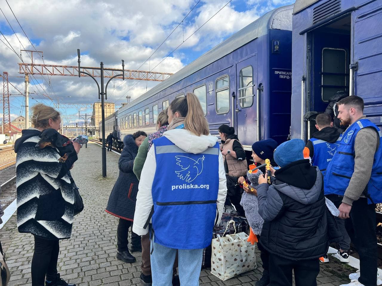 Зображення для статті: У Мукачеві зустріли родину, яка прибула евакуаційним потягом із Запорізької області