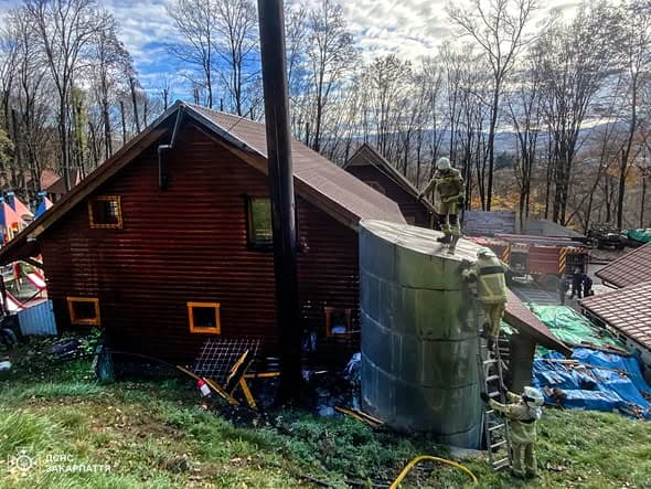 Зображення для статті: Пожежа в Неліпині: вогнеборці врятували готельно-ресторанний комплекс