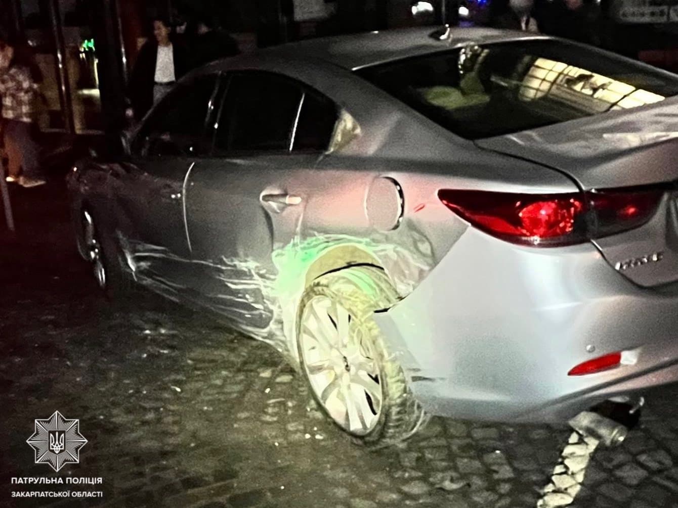 Зображення для статті: Нетверезий водій у центрі Ужгорода в’їхав у припарковане авто