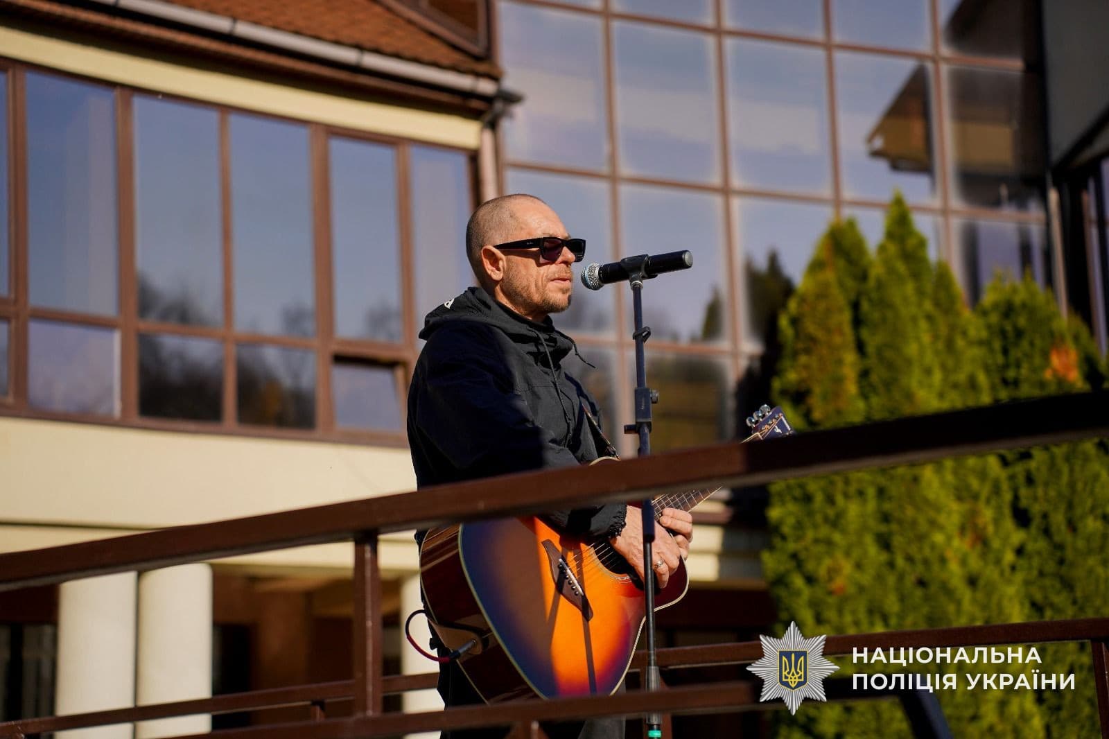 Зображення для статті: Концерт для захисників: соліст гурту «Шабля» виступив для ветеранів на Закарпатті