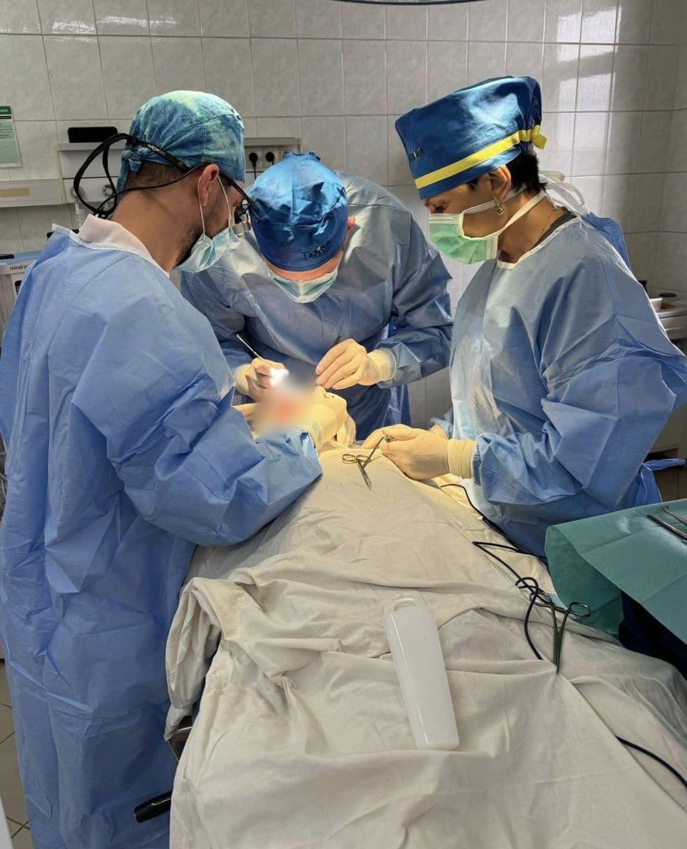 Зображення для статті: Закарпатські лікарі врятували обличчя 14-річного хлопчика після складного перелому щелепи