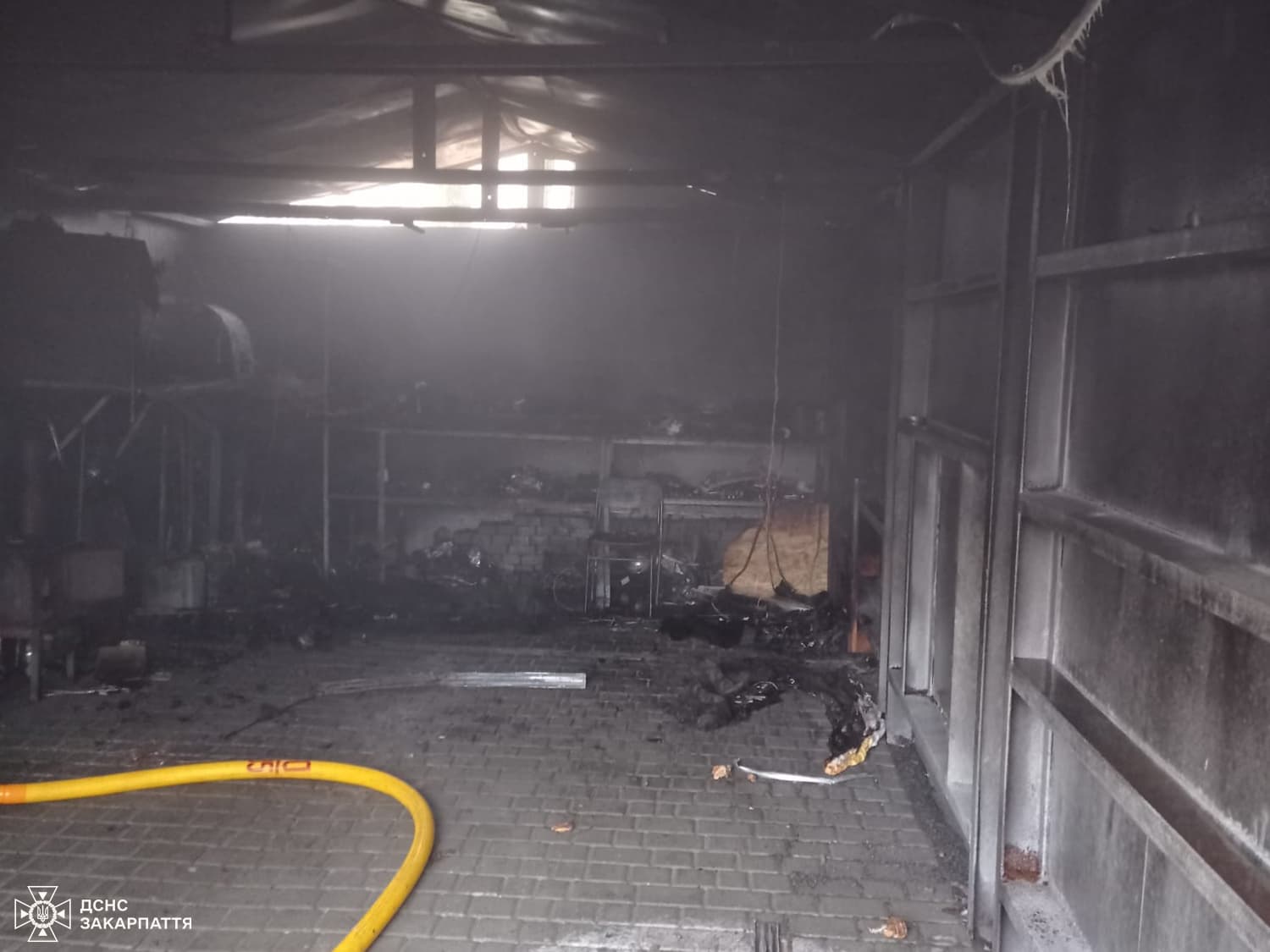 Зображення для статті: У Мукачеві горів гараж: частково знищено приміщення та майно