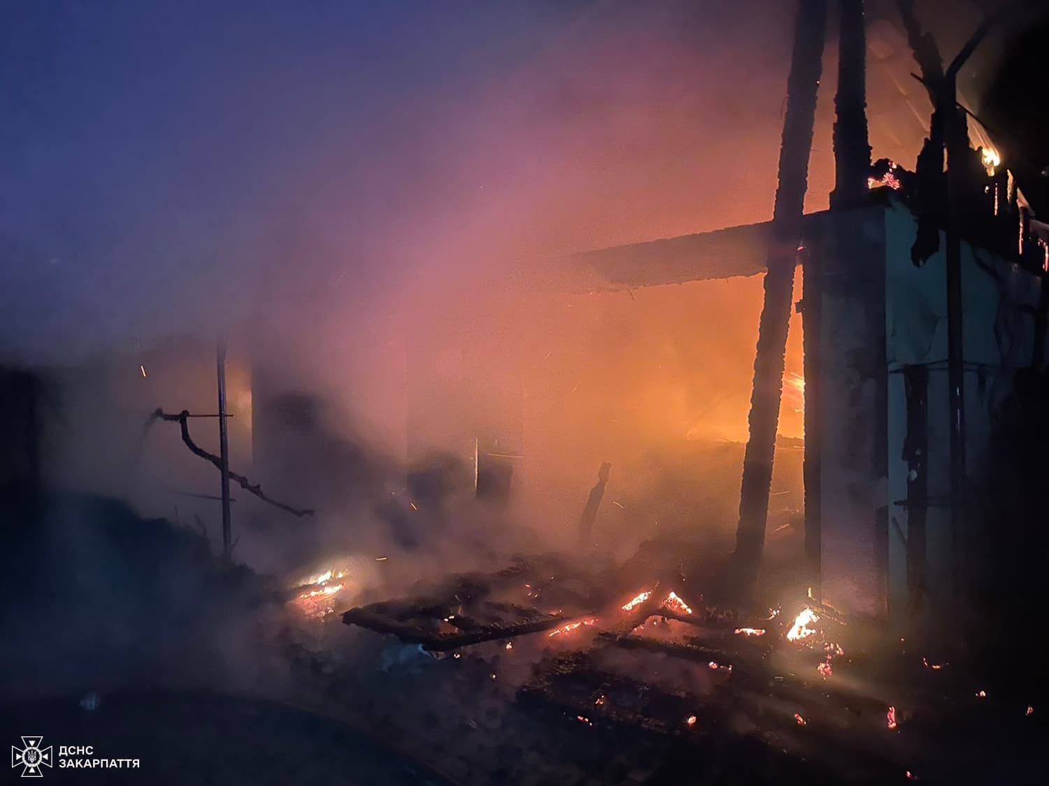 Зображення для статті: На Тячівщині рятувальники запобігли масштабній пожежі в житловому будинку