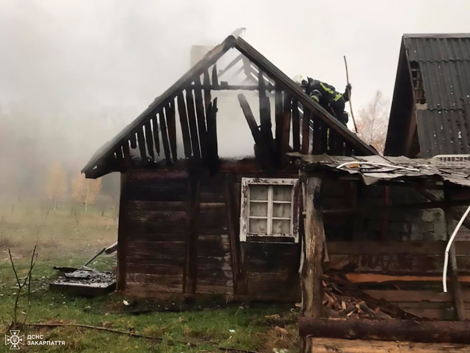 Зображення для статті: Пожежа у Тересві: рятувальники захистили будинок багатодітної сім’ї