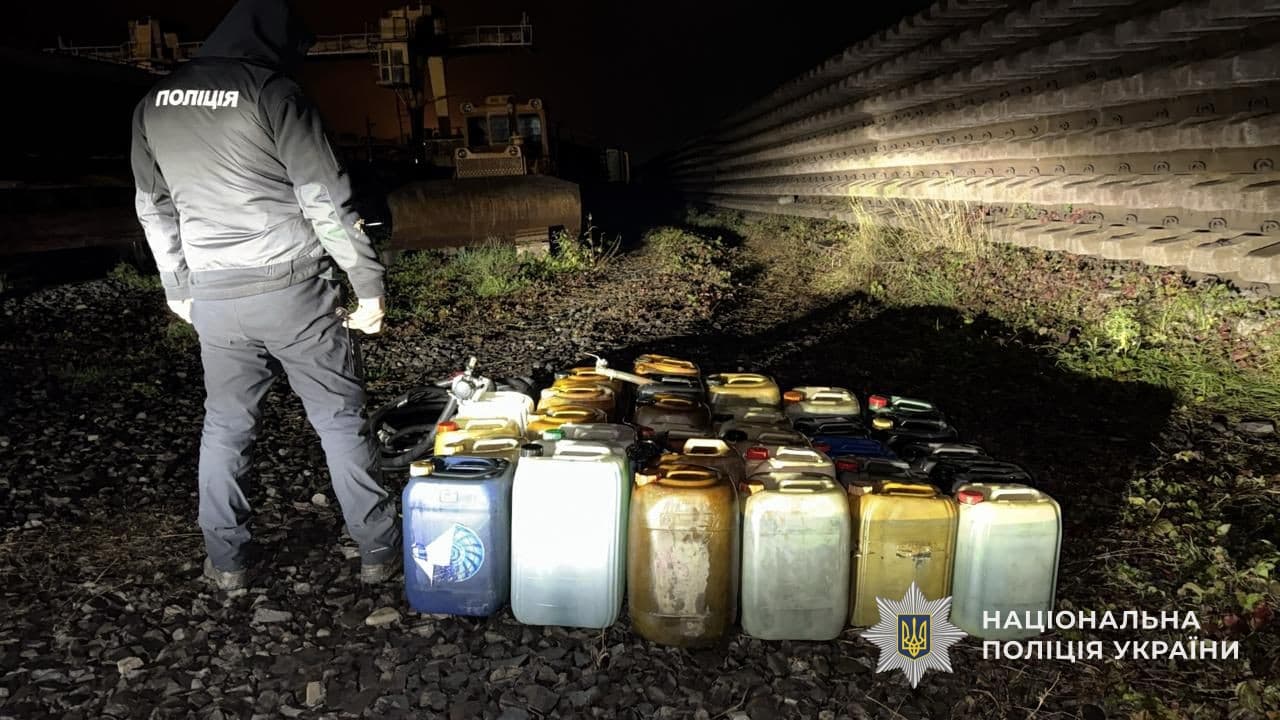 Зображення для статті: Шестеро працівників «Укрзалізниці» викрадали дизель і продавали його на Закарпатті
