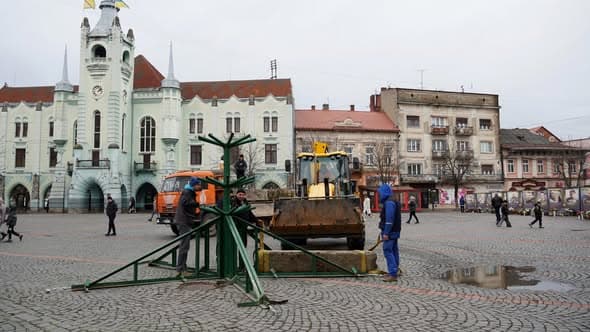 Зображення для статті: У Мукачеві почали встановлювати різдвяну ялинку