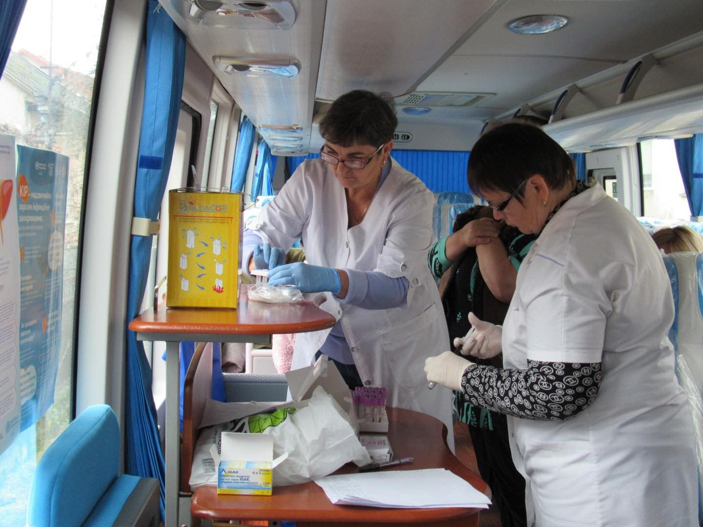 Зображення для статті: В Ізі працював вакцинальний автобус: мешканці пройшли тест на гепатит А