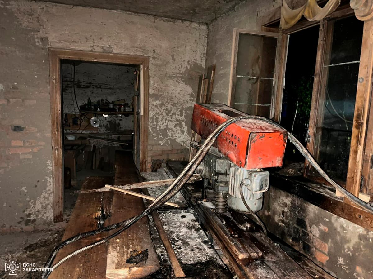 Зображення для статті: На Тячівщині загорілася майстерня: вогонь пошкодив частину приміщення та обладнання