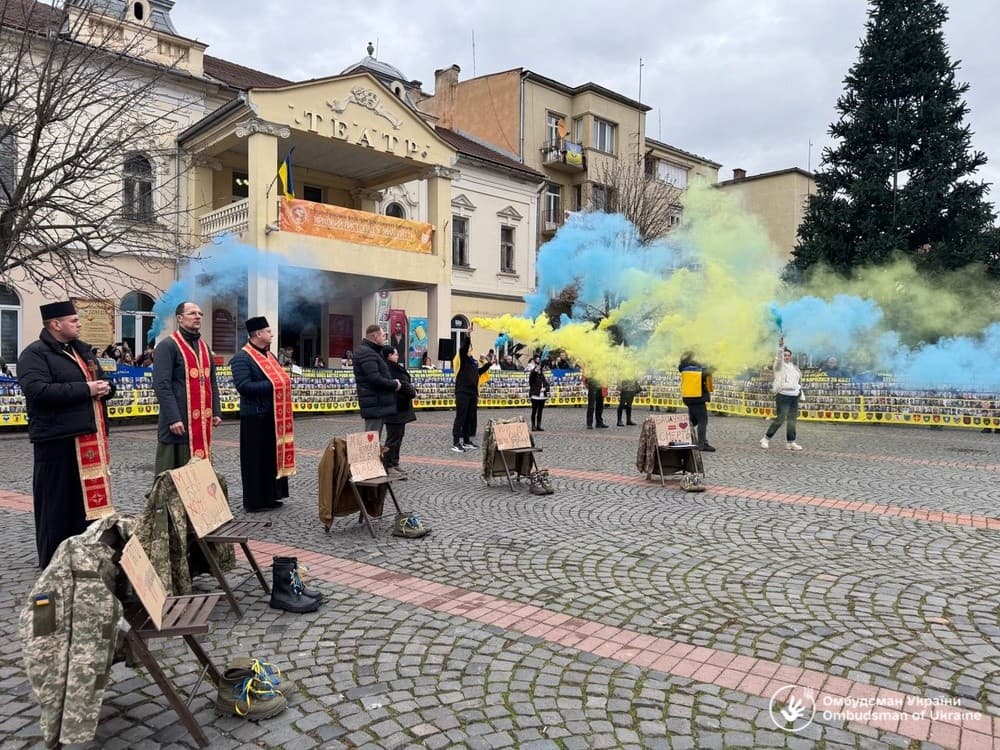 Зображення для статті: У Мукачеві розгорнули 170-метровий прапор на підтримку полонених та зниклих безвісти