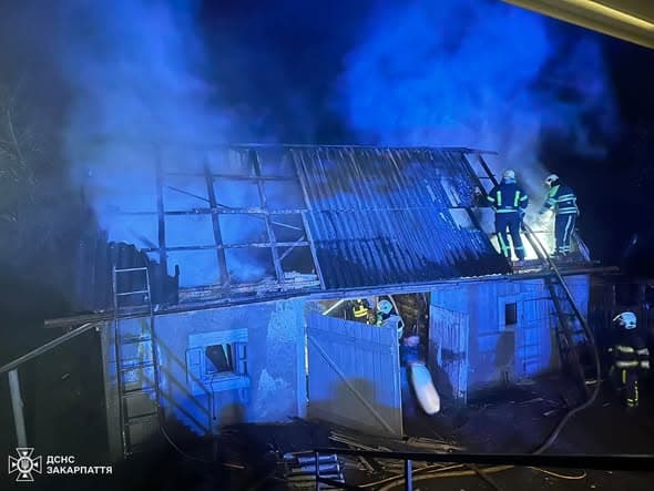 Зображення для статті: Пожежа у селі Верхня Визниця: вогонь знищив тонну сіна та пошкодив крівлю