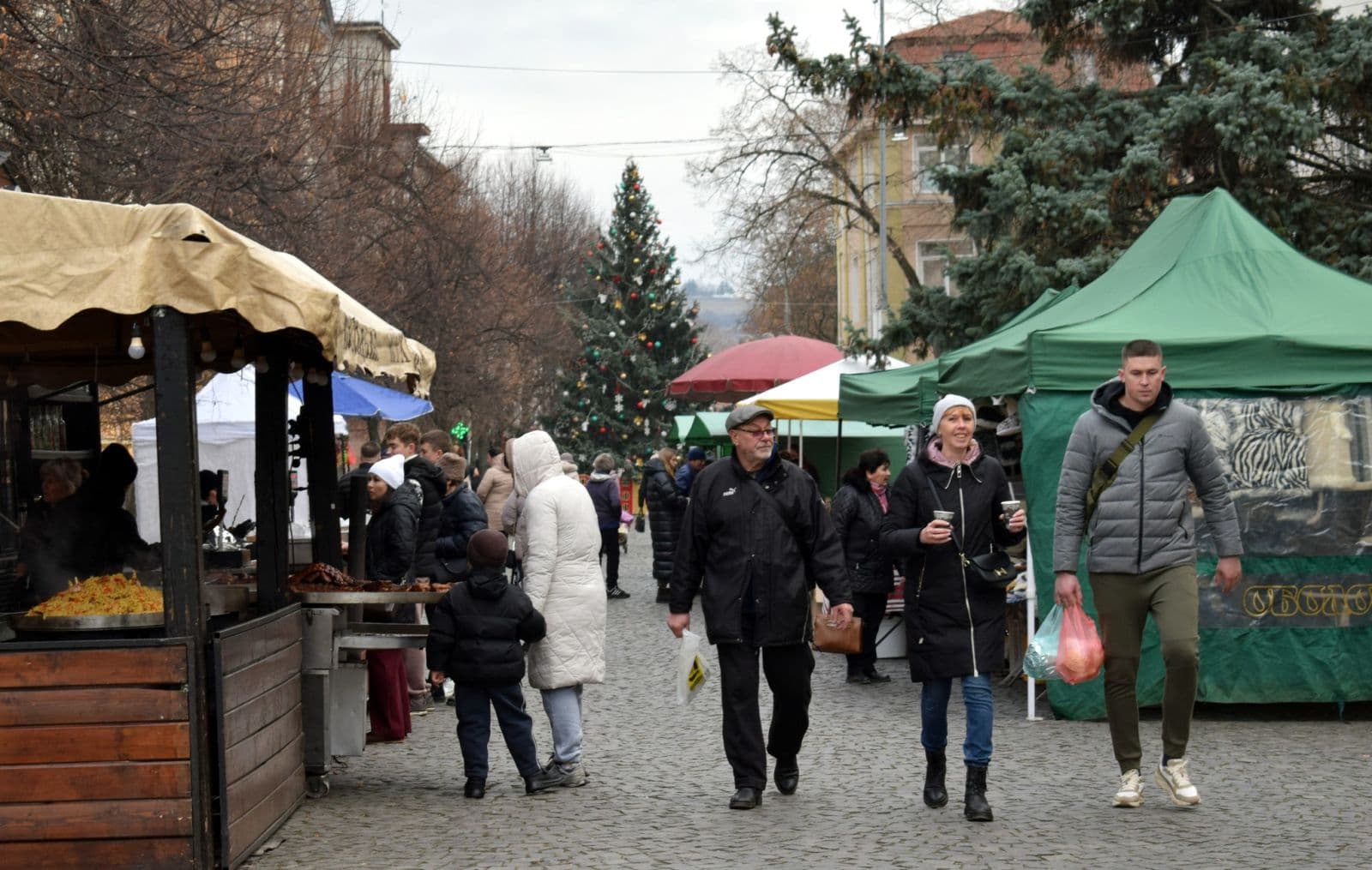 Зображення для статті: У Берегові стартував Благодійний різдвяно-новорічний ярмарок на площі Кошута