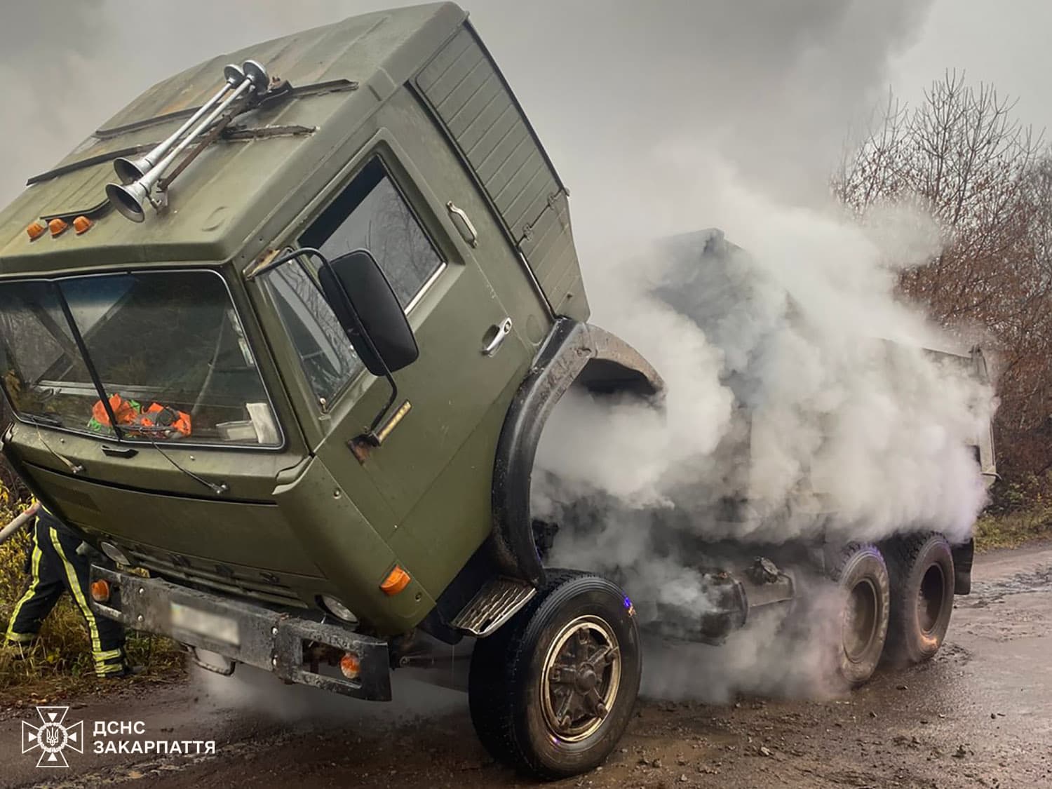 Зображення для статті: На Хустщині загорівся вантажний КамАЗ просто на ходу
