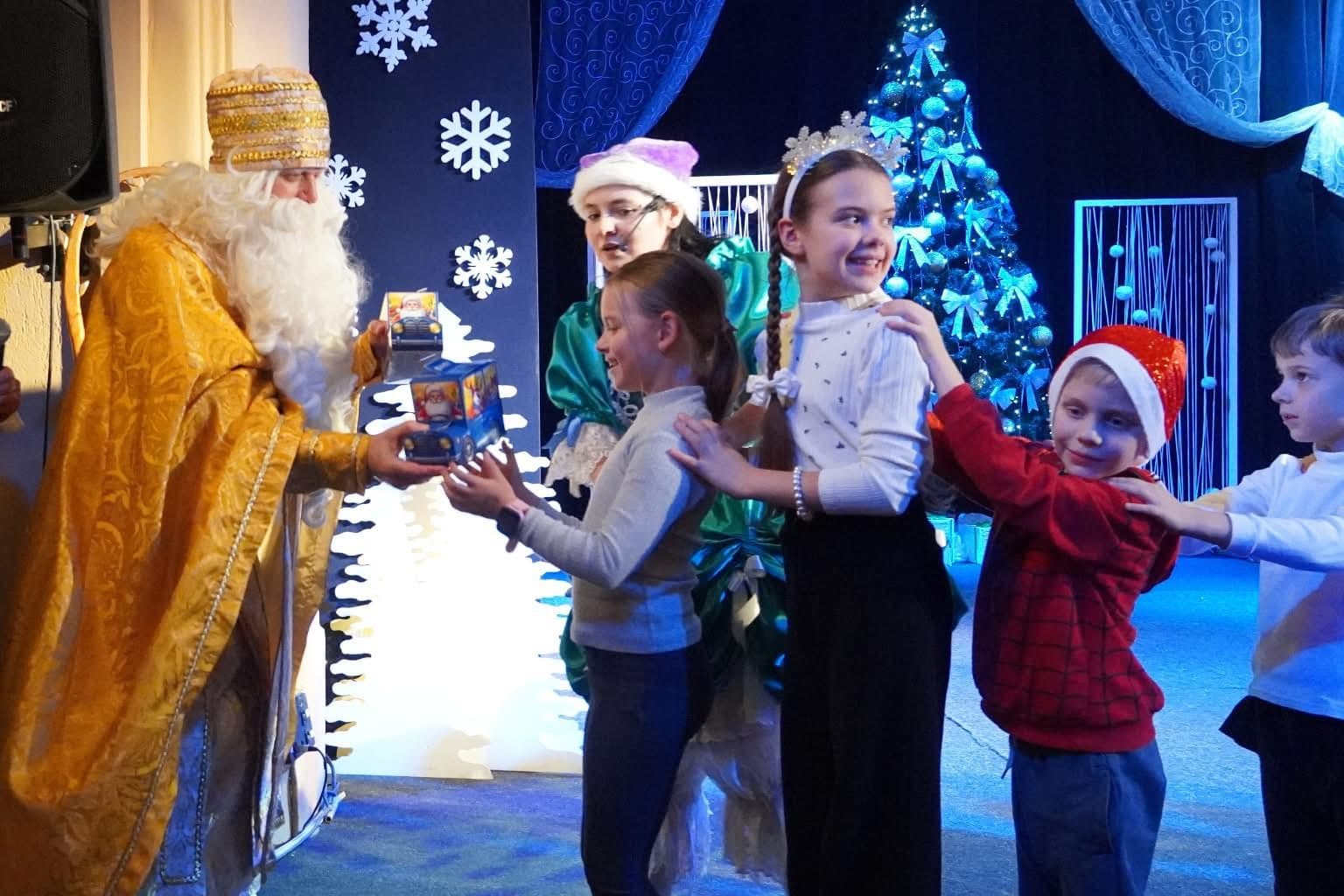 Зображення для статті: Свято для малечі: у театрі «Бавка» показали виставу до Дня Святого Миколая та вручили подарунки