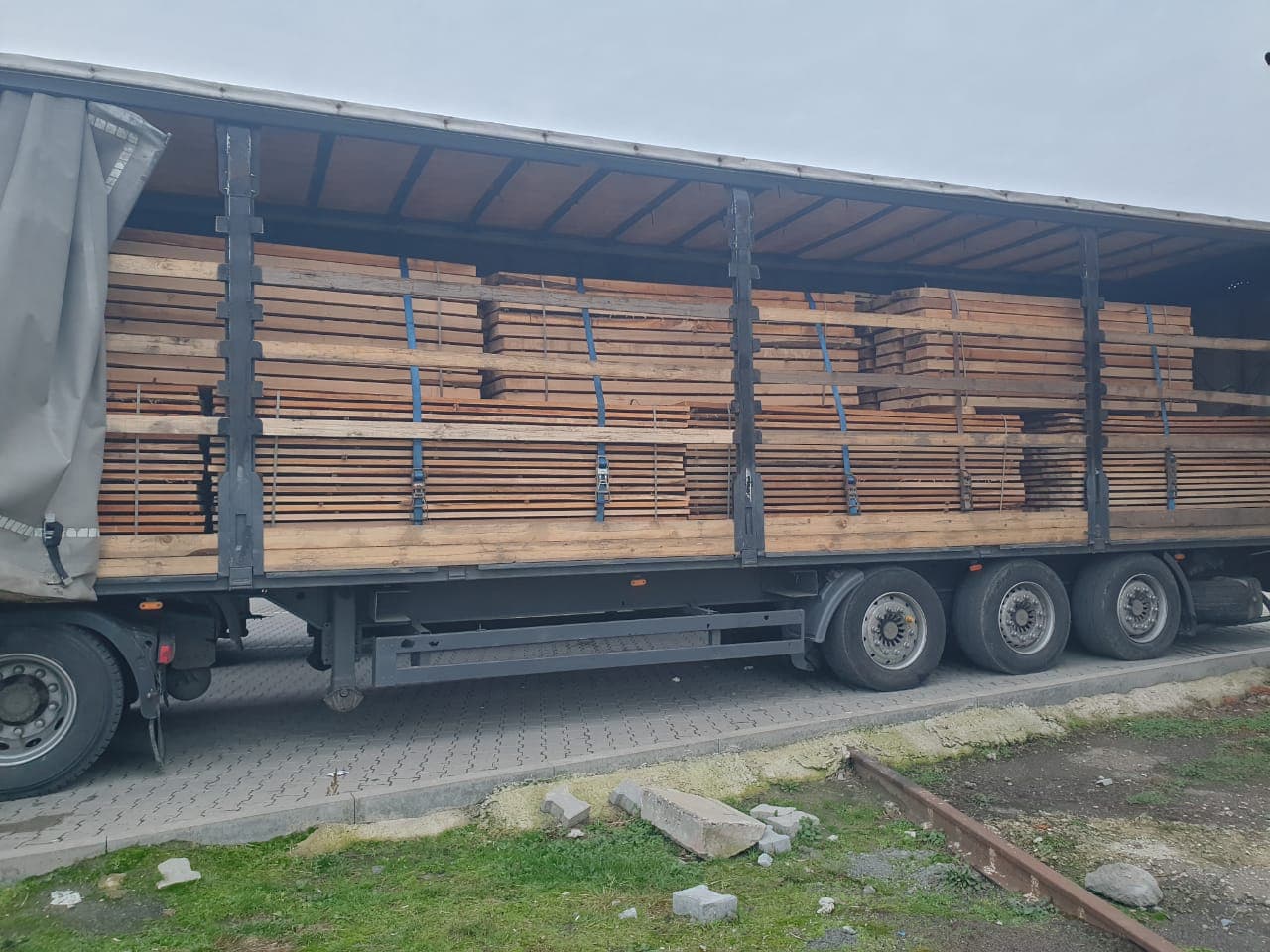 Зображення для статті: На Закарпатті керівника підприємства викрили на спробі незаконного експорту букової деревини до Румунії