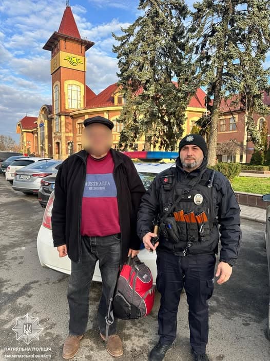 Зображення для статті: Патрульні допомогли 71-річному чоловікові вчасно сісти на потяг в Ужгороді