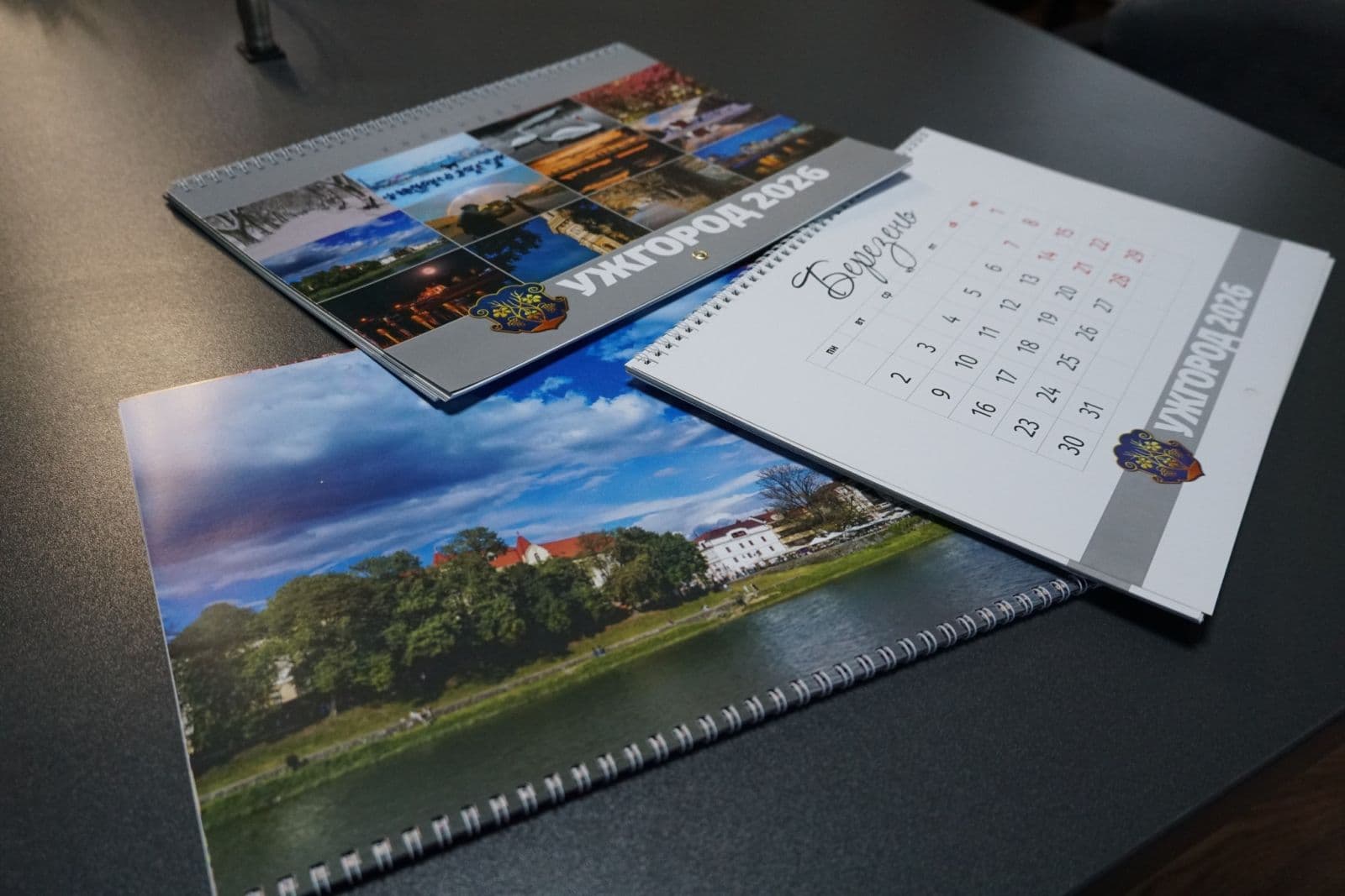 Зображення для статті: Ужгород презентував календар на 2026 рік, створений за результатами відкритого фотоконкурсу