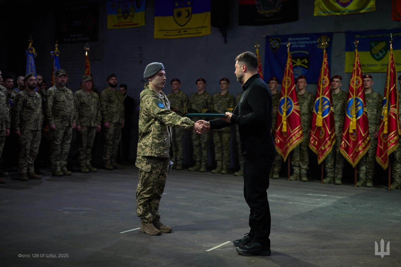 Зображення для статті: Офіцер 128 окремої гірсько-штурмової Закарпатської бригади отримав «Хрест бойових заслуг» від Президента України