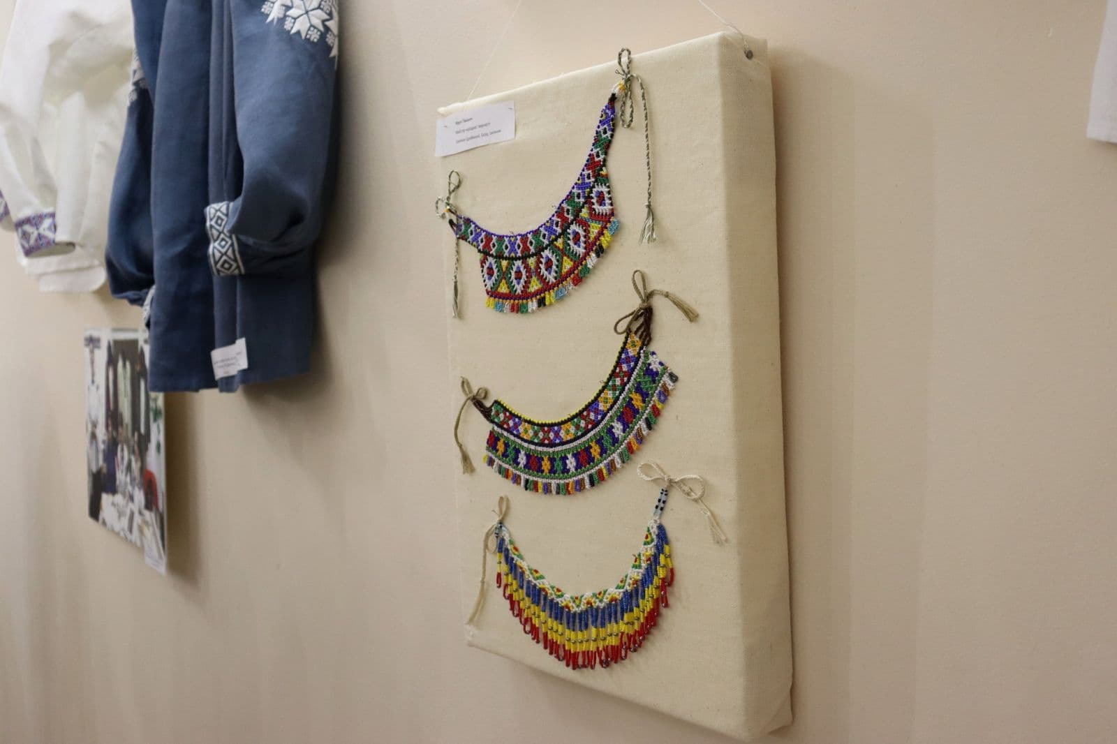 Зображення для статті: «Наша історія» у вишивці: в ужгородському скансені відкрили виставку автентичних закарпатських сорочок