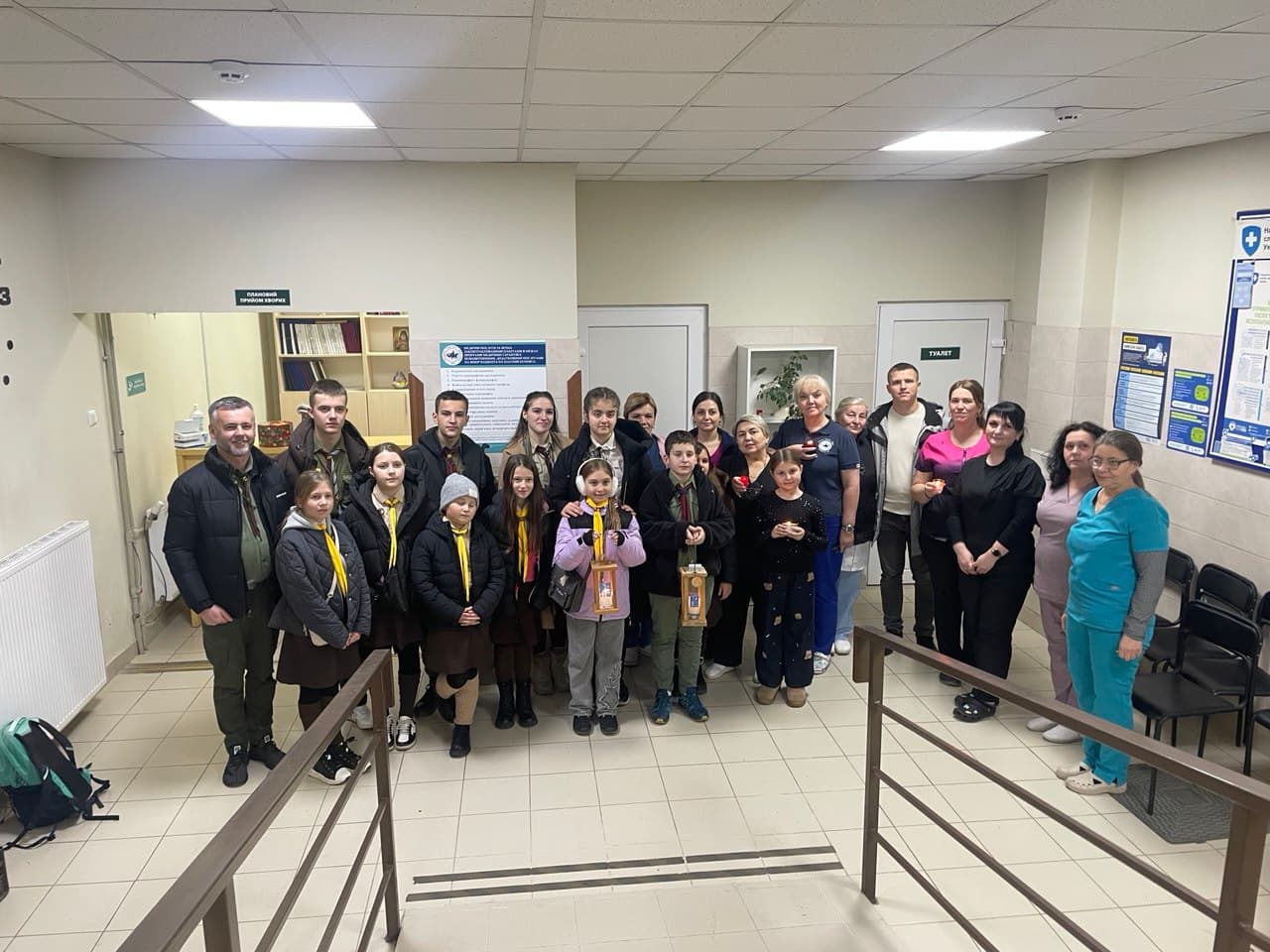 Зображення для статті: Мукачівські пластуни передали Вифлеємський Вогонь Миру до Лікарні Святого Мартина