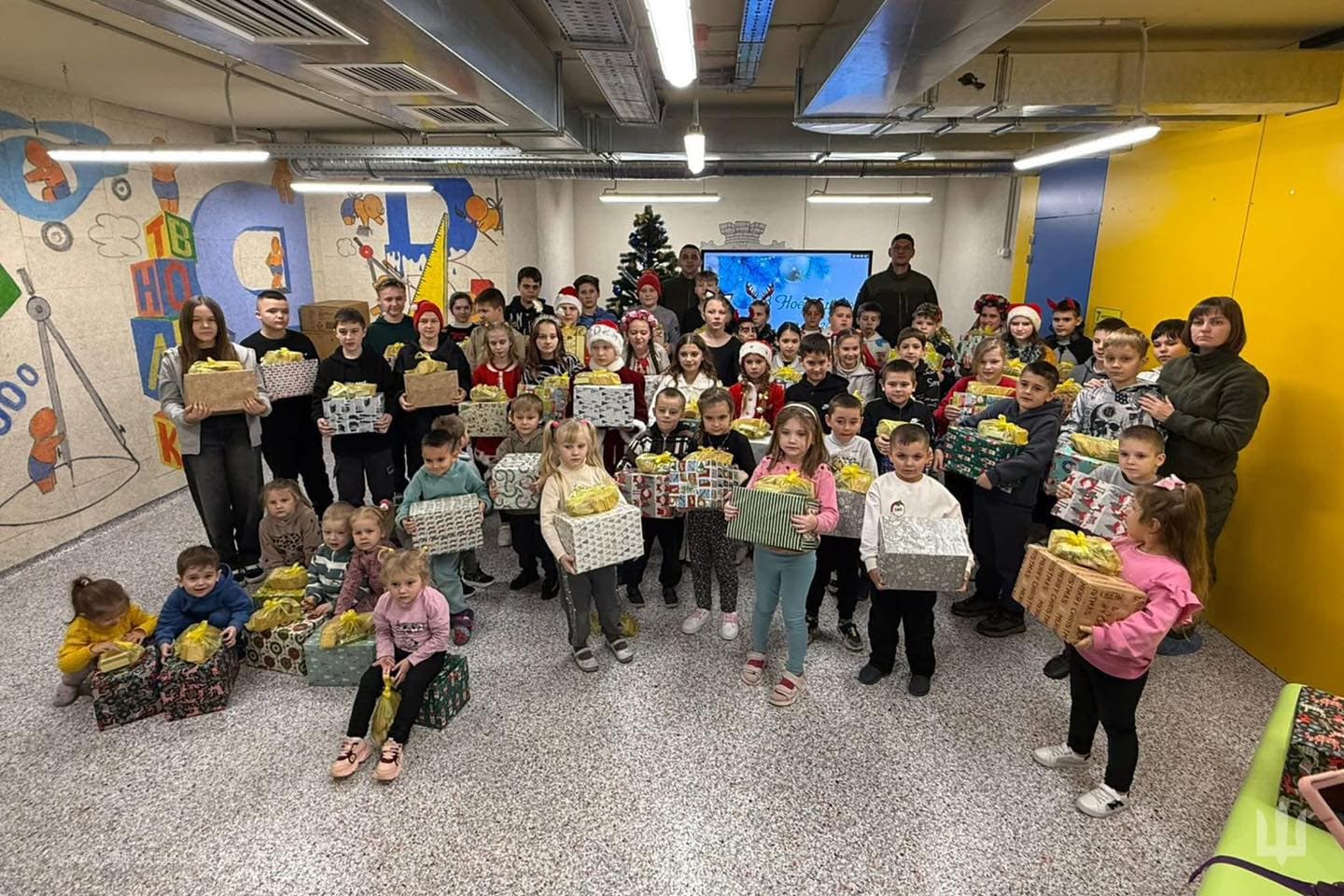 Зображення для статті: Закарпатські військові привітали дітей прифронтового населеного пункту святом і солодощами