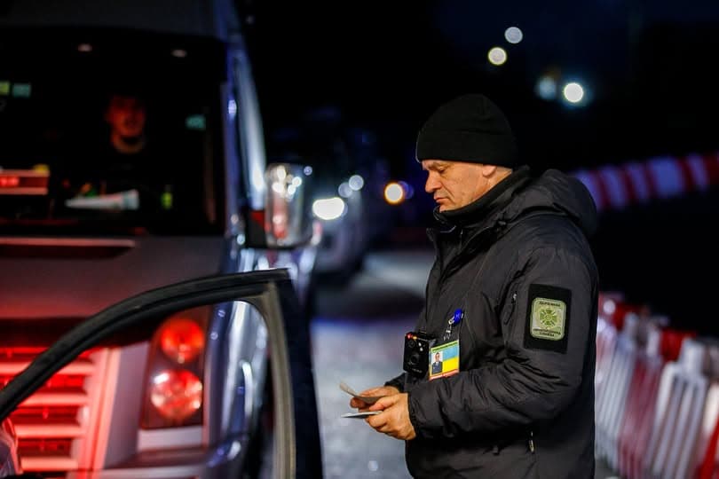 Зображення для статті: За добу 24 грудня західні кордони України перетнули понад 82 тисячі осіб