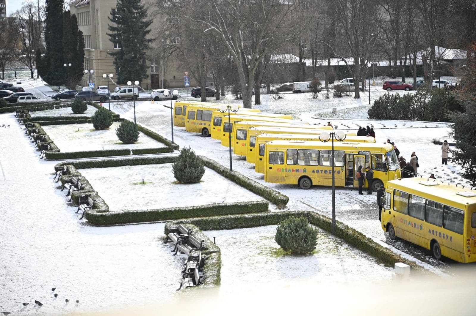 Зображення для статті: Вісім громад Закарпаття отримали нові шкільні автобуси