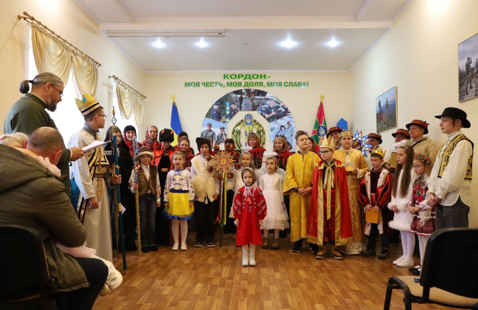 Зображення для статті: Різдвяне диво на кордоні: прикордонники Чопа отримали теплі привітання від колядників