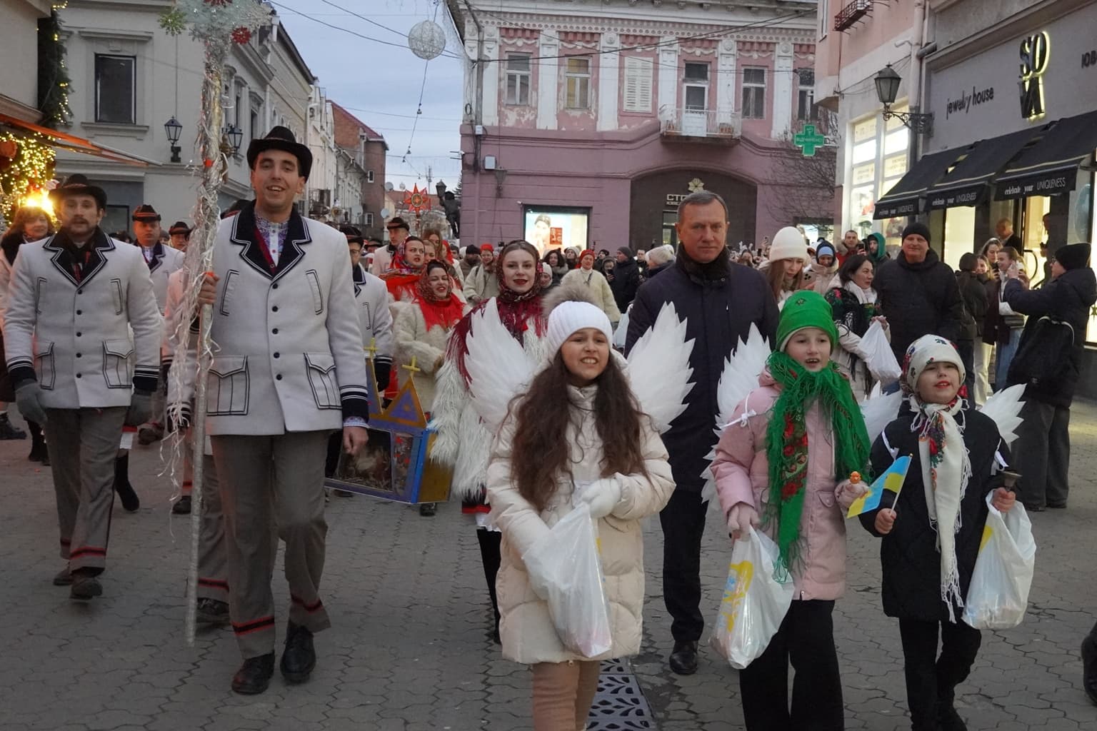 Зображення для статті: Колядники та музичні гурти запалили різдвяний настрій в Ужгороді