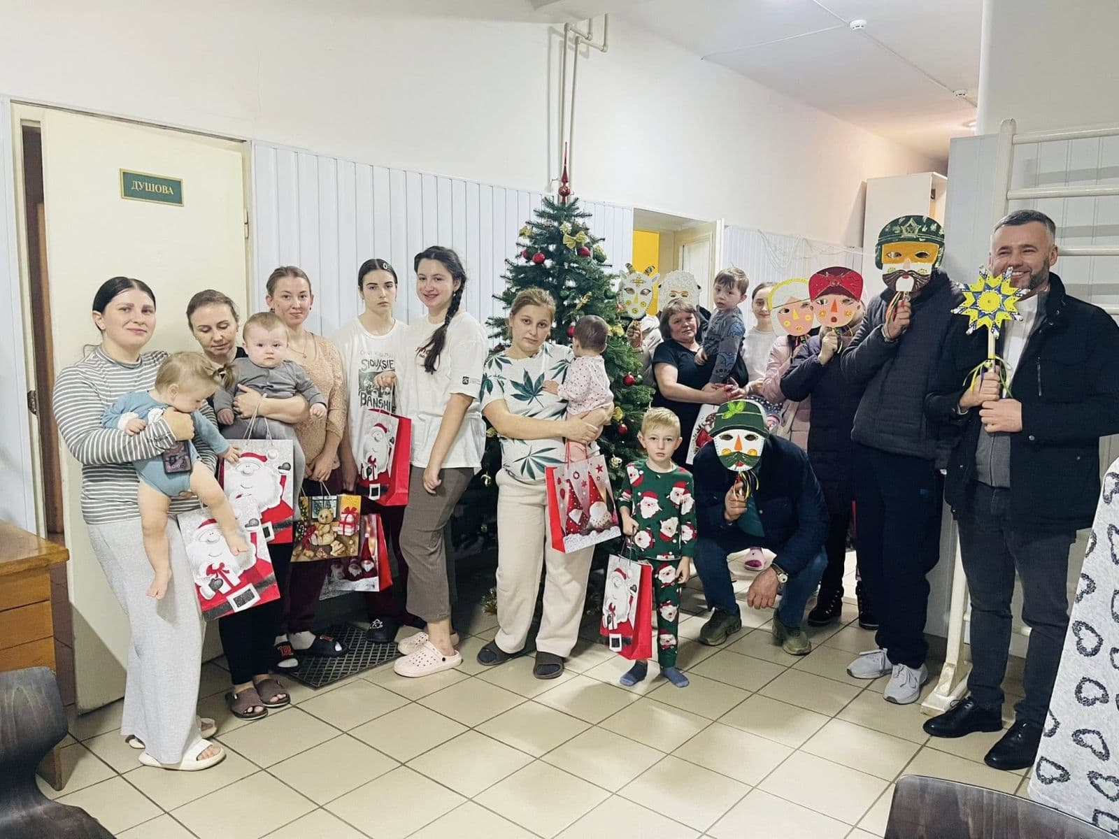 Зображення для статті: Різдвяні колядники завітали до маленьких пацієнтів Закарпатської обласної дитячої лікарні