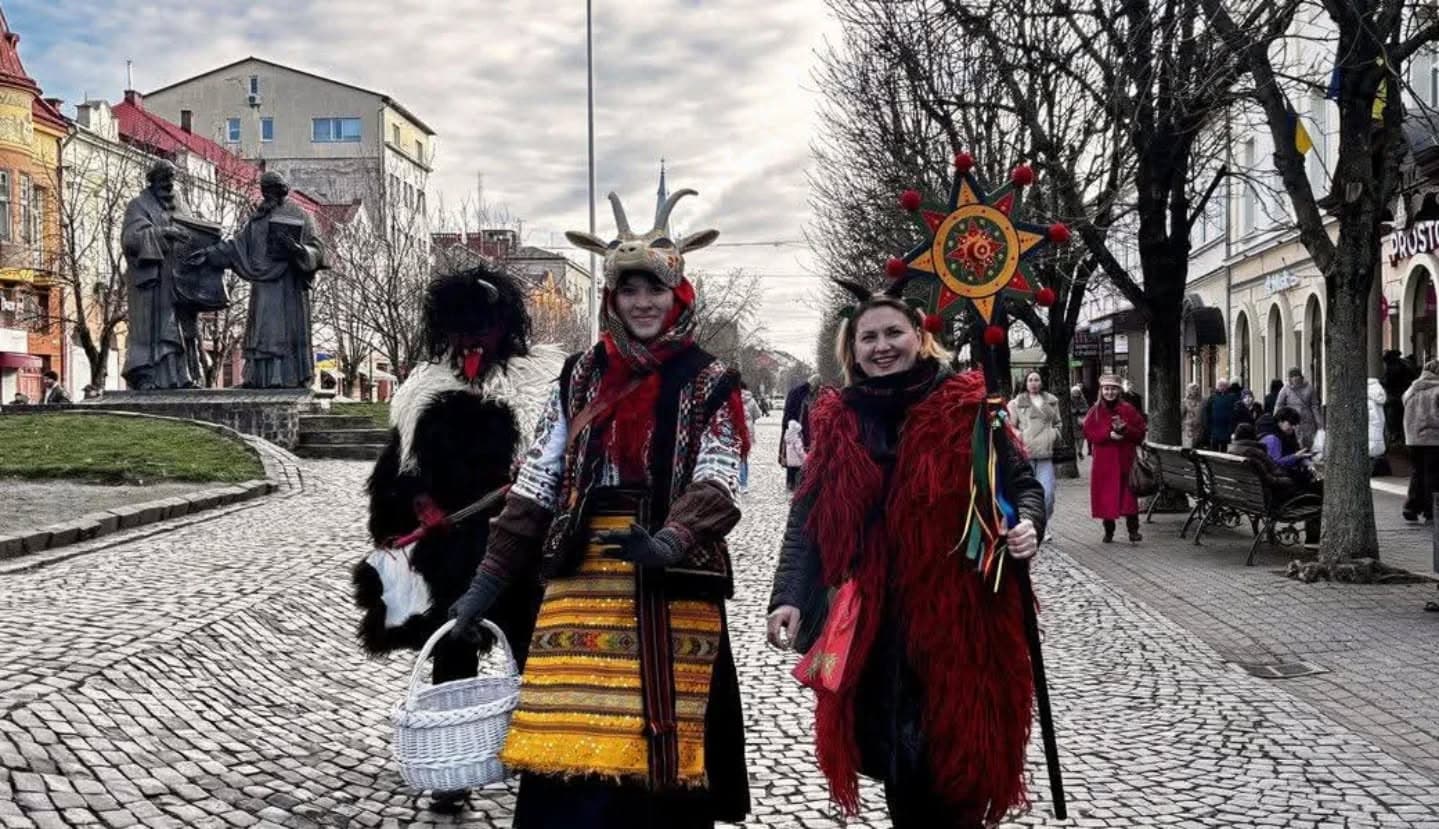 Зображення для статті: У центрі Мукачева пройшов святковий вертеп на допомогу хворому хлопчику