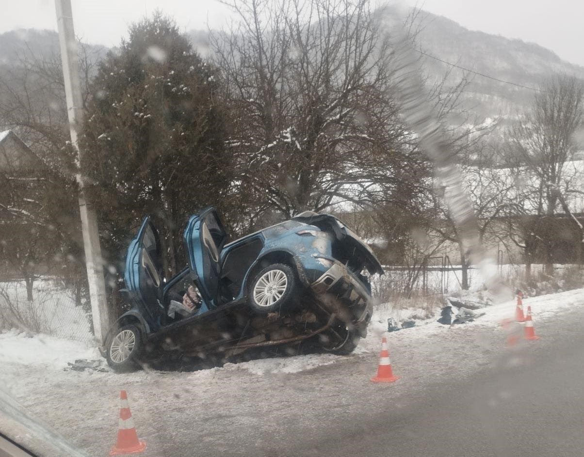 Зображення для статті: На Рахівщині автомобіль злетів у кювет: постраждали троє дорослих