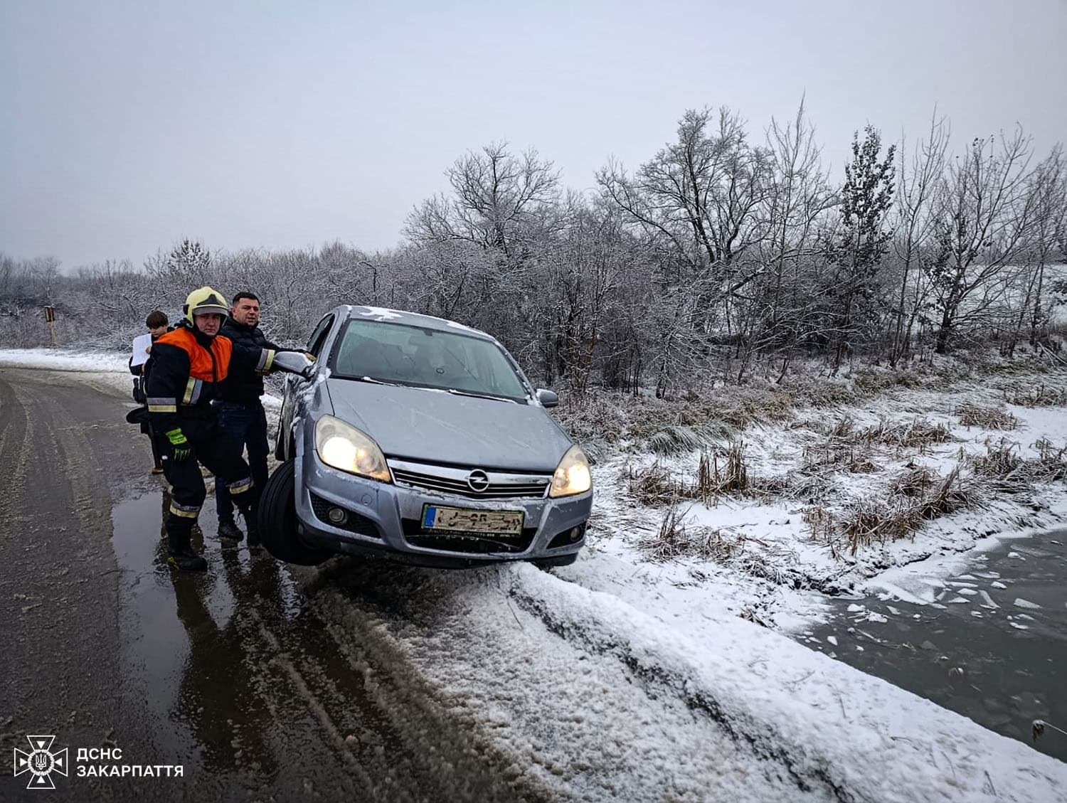 Зображення для статті: Сніг і ожеледиця паралізували дороги Берегова: дві ДТП за дві години