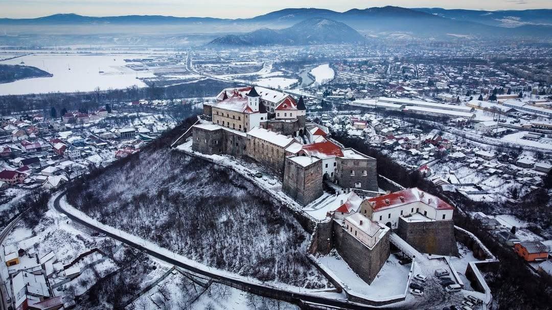 Зображення для статті: Понад 164 тисячі гостей і 124 «шлюби за добу»: підсумки роботи музею Мукачівського замку «Паланок» у 2025 році