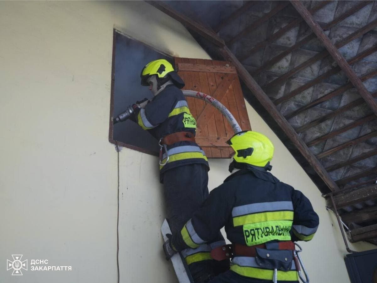 Зображення для статті: Пожежа в Оноківцях: вогонь пошкодив покрівлю житлового будинку