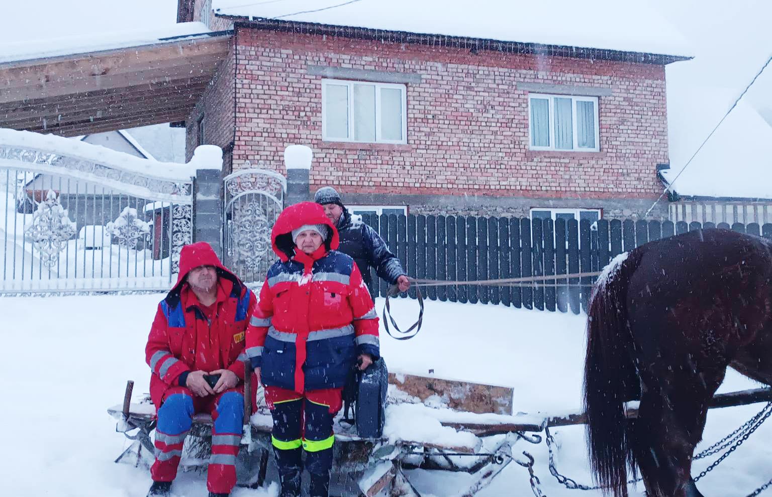 Зображення для статті: Коні та сани замість «швидкої»: як на Тячівщині рятували 19-річного хлопця