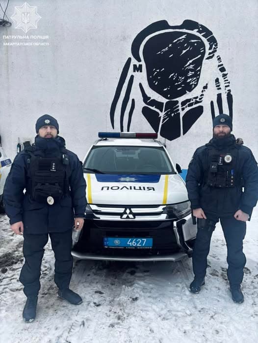 Зображення для статті: Патрульні допомогли кареті швидкої, що застрягла у снігу в Ужгороді