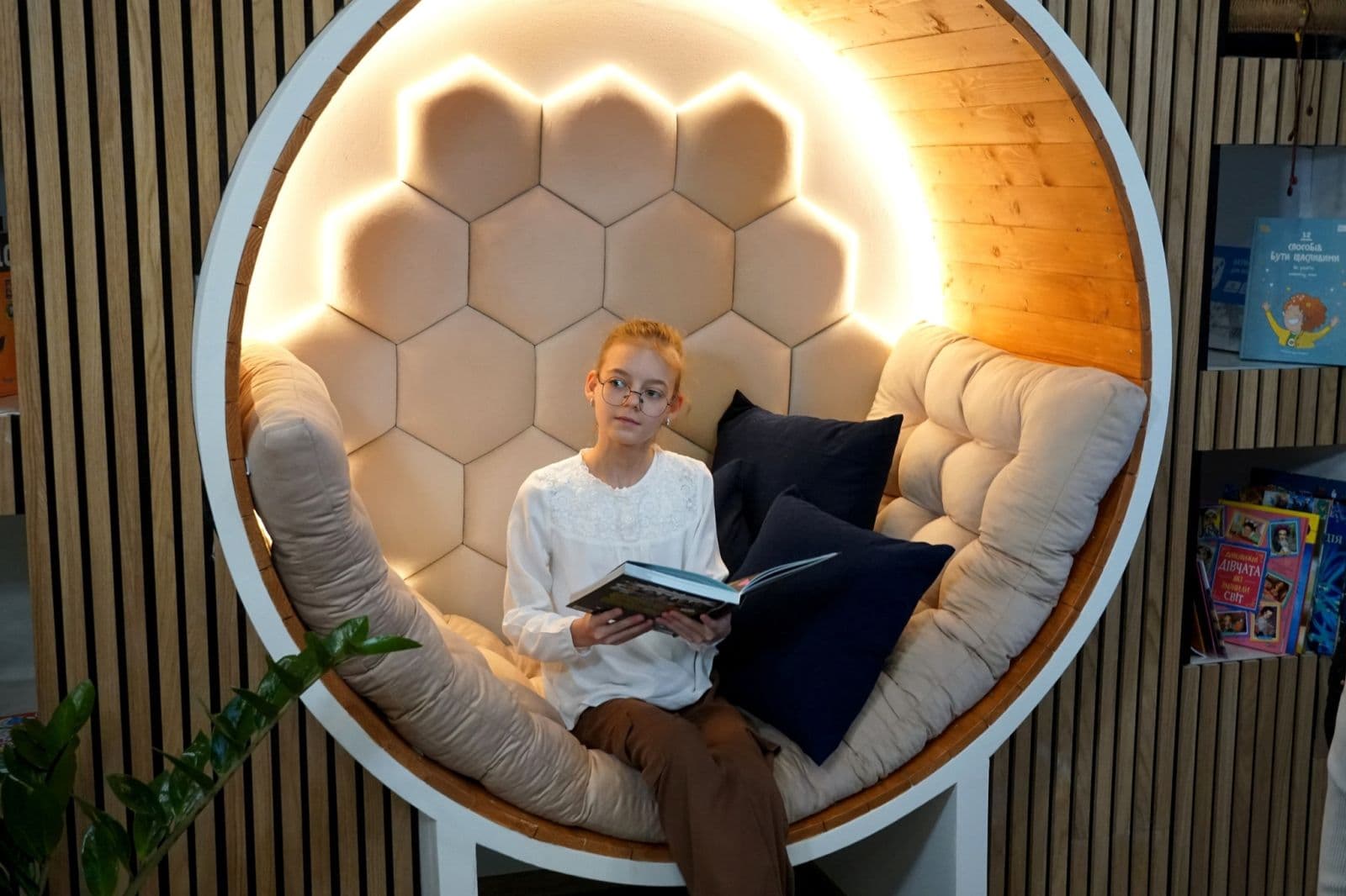 Зображення для статті: В Ужгородському ліцеї №12 відкрили сучасну кімнату психологічного розвантаження