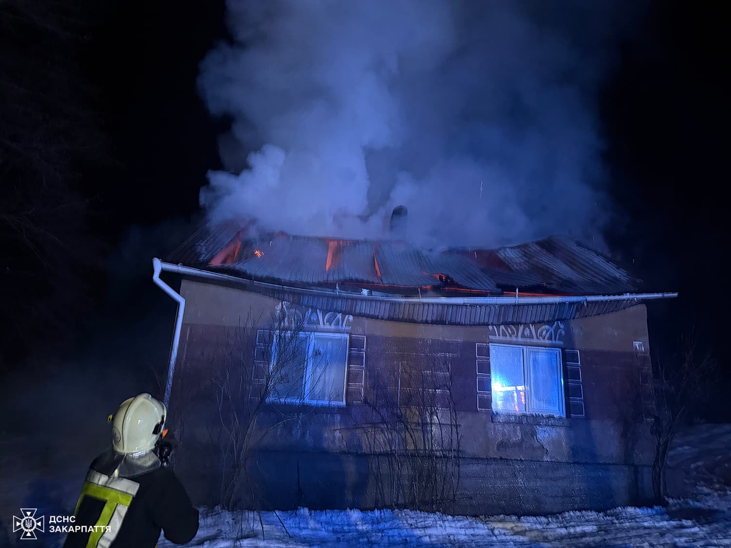 Зображення для статті: На Хустщині вночі горів житловий будинок: власницю врятували сусіди