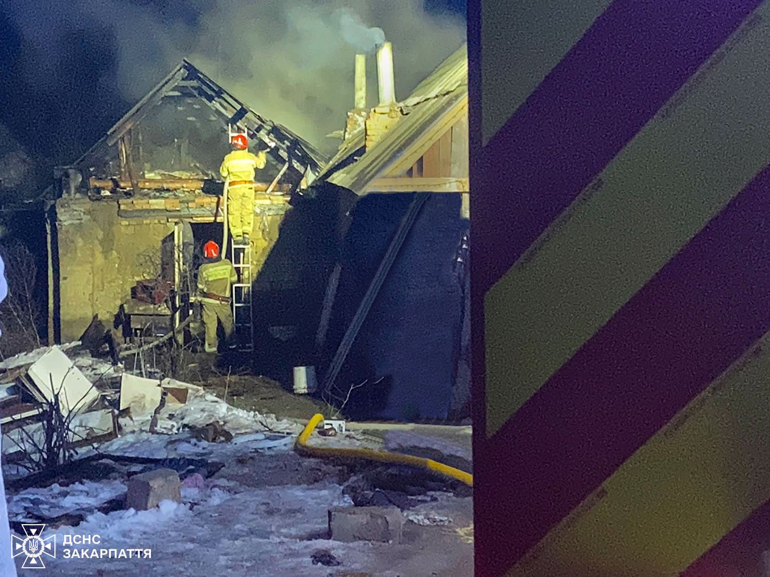 Зображення для статті: Пожежа на 50 квадратних метрів: в Ужгороді горів житловий будинок